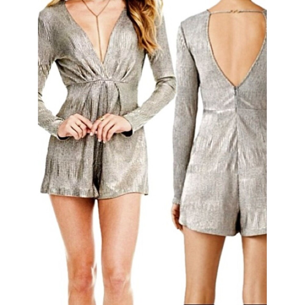 ASTR Kenzie Silver Metallic Long Sleeve Romper Size Small Slinky Plunging V-Neck